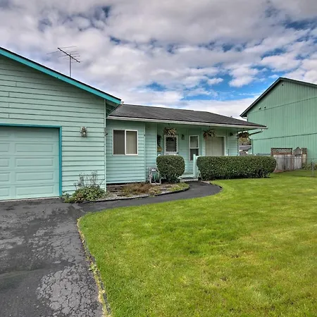 Quaint Ranch Home With Yard In Midtown Anchorage!-3