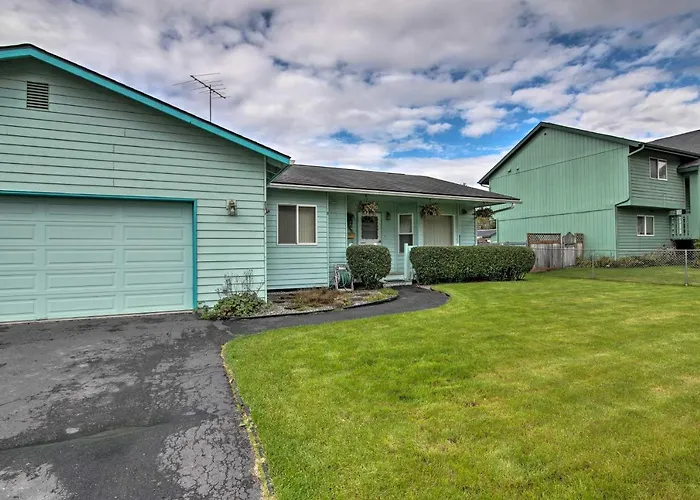 Quaint Ranch Home With Yard In Midtown Anchorage!