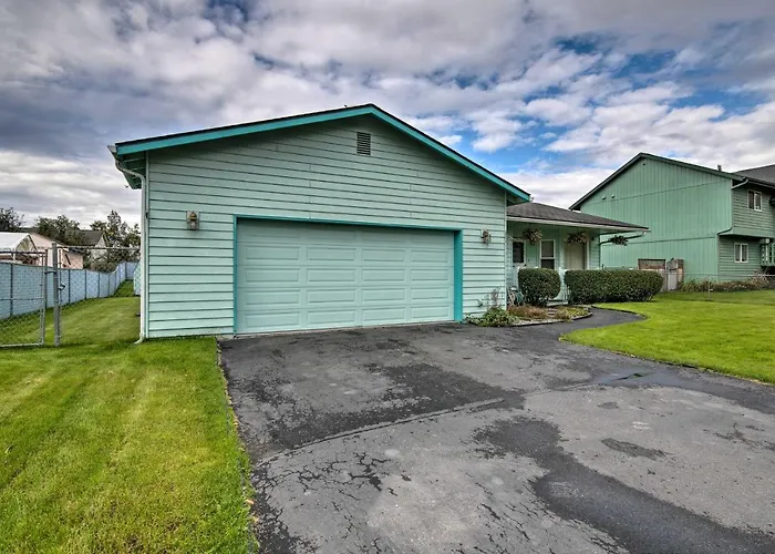 Quaint Ranch Home With Yard In Midtown Anchorage!